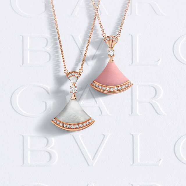 Serpenti necklace and ring in rose gold.
