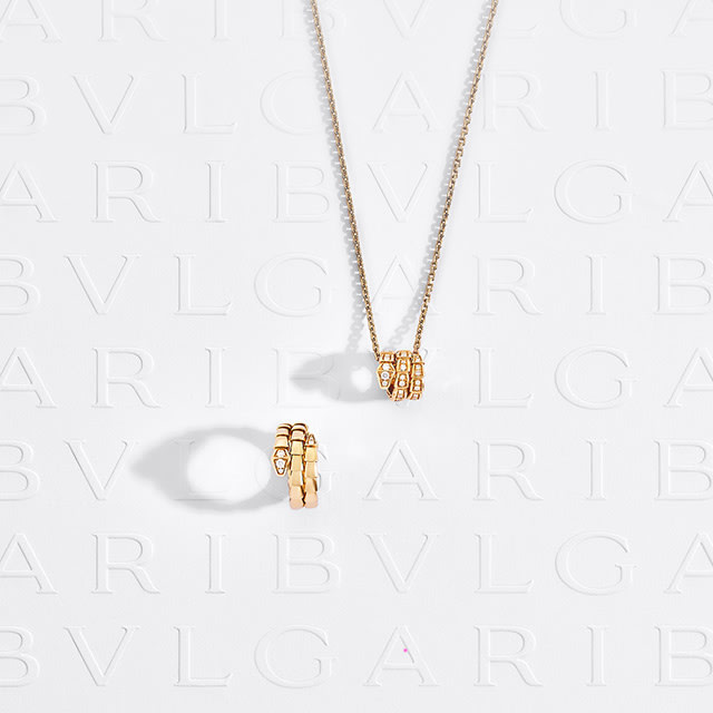 Serpenti necklace and ring in rose gold.