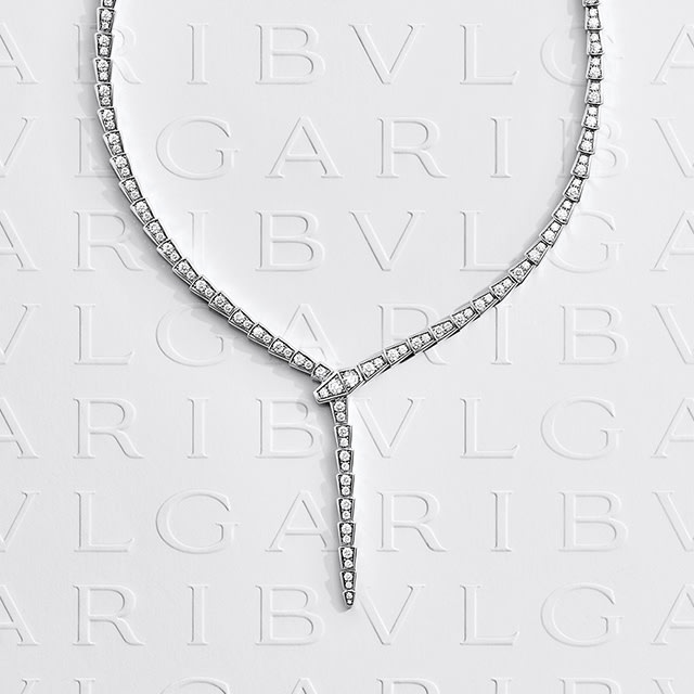 Serpenti necklace and ring in white gold with diamonds.