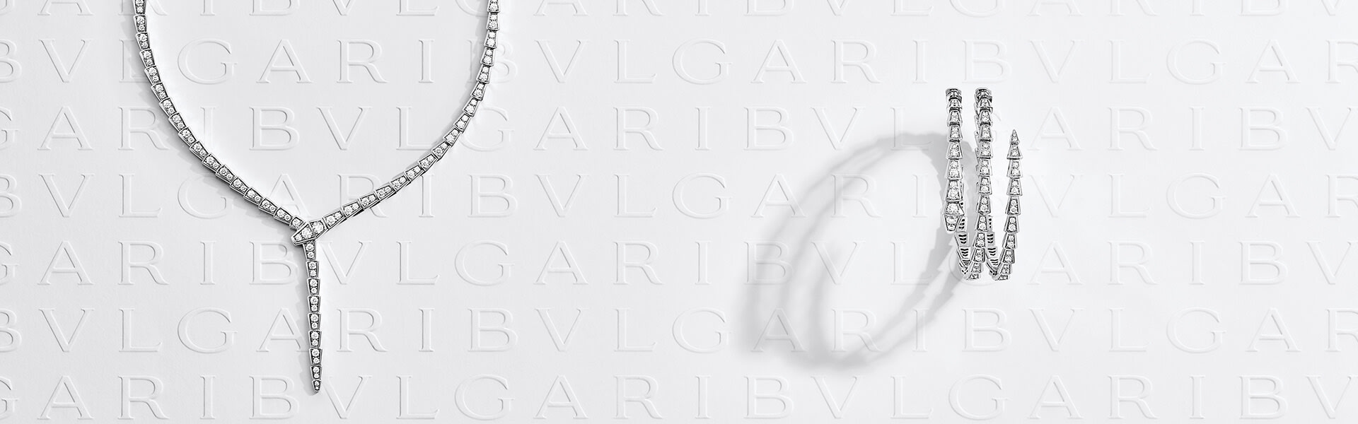 Serpenti necklace and ring in white gold with diamonds.