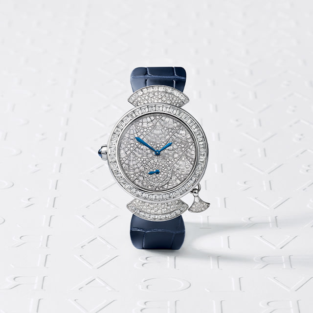 ساعة «ديفينا موزايكا مينيت ريبيتر»، علبة من الذهب الأبيض وميناء مرصع بالألماس وسوار من جلد التمساح الأزرق.