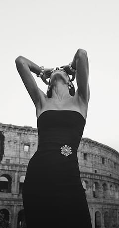A Bulgari heritage picture representing a woman in front of the Colosseum.