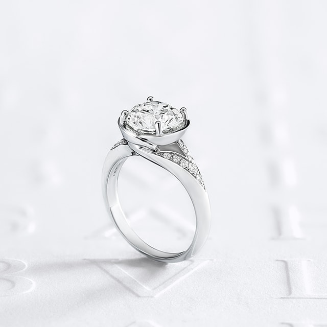 Incontro d'amore ring in white gold with diamonds.