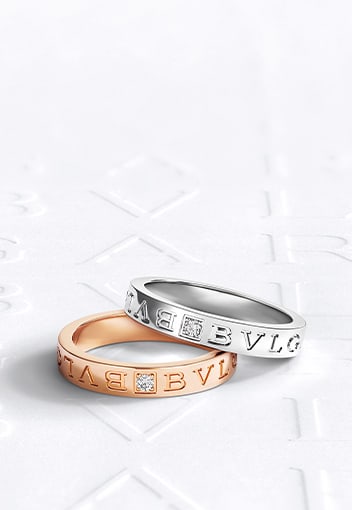 Incontro d'amore platinum ring set with a round brilliant cut diamond and pavé diamonds. Creative shop.