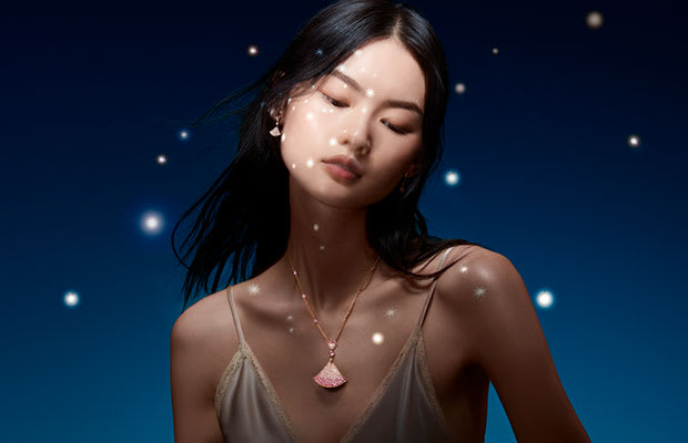 A model wearing Divas' Dream necklace.