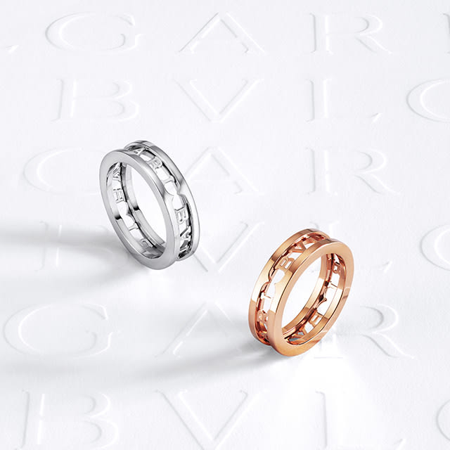 Модель-мужчина демонстрирует кольца и браслет в форме кольца B.zero1 Rock из розового золота с заклепками на спирали и вставкой из черной керамики.