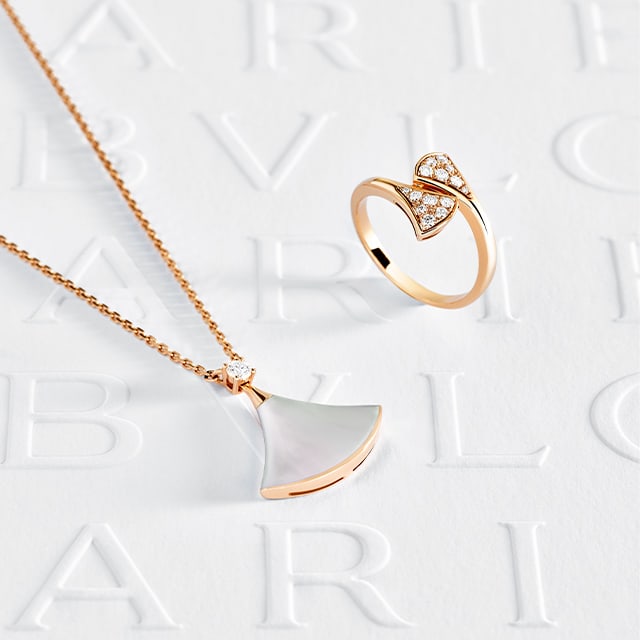 Naomi Scott luciendo un collar Divas' Dream de Alta Joyería con piedras preciosas de colores y un reloj Serpenti Seduttori en oro blanco con diamantes para la campaña de Bvlgari.