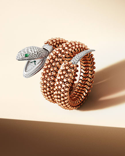 Serpenti Seduttori鎏光蛇影腕表，精钢和玫瑰金材质，镶嵌钻石，白色表盘，白色背景。