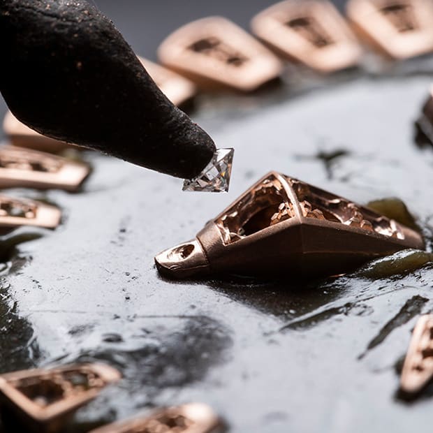 로즈 골드 및 화이트 골드 소재에 다이아몬드를 장식한 세르펜티 바이퍼 브레이슬릿의 다양한 제작 단계.