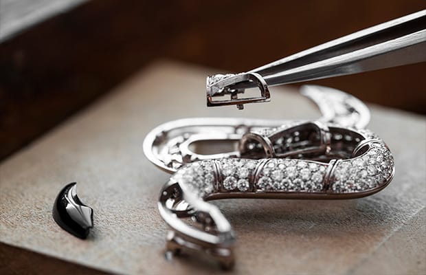 Différentes étapes de la confection des bracelets Serpenti Viper en or rose et blanc sertis de diamants.