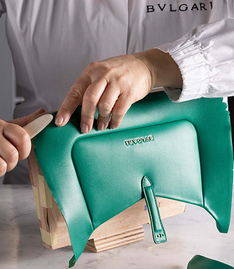 Artisan works on the creation of the bag from the Serpenti Forever Bay collection.