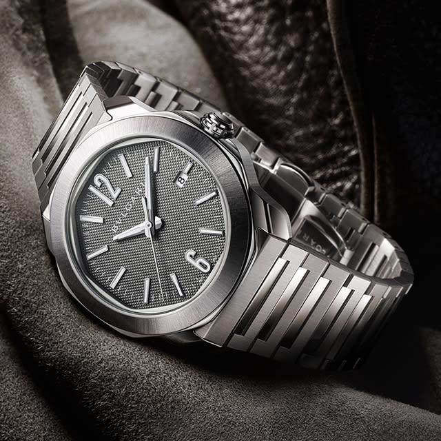 Octo Roma watch in stainless steel with self-winding movement and anthracite dial, creative shot.
