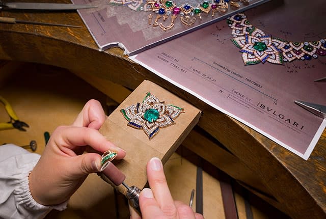 Making of the Oriental Buds Mediterranea High Jewelry rose gold necklace with emeralds, sapphires, pink tourmalines and diamonds, close-up.