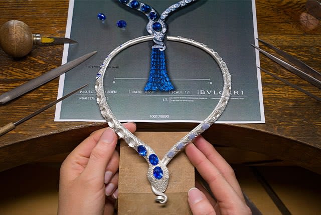 Making of the Mediterranean Sapphire Mediterranea High Jewelry white gold necklace with sapphires and diamonds, close-up.