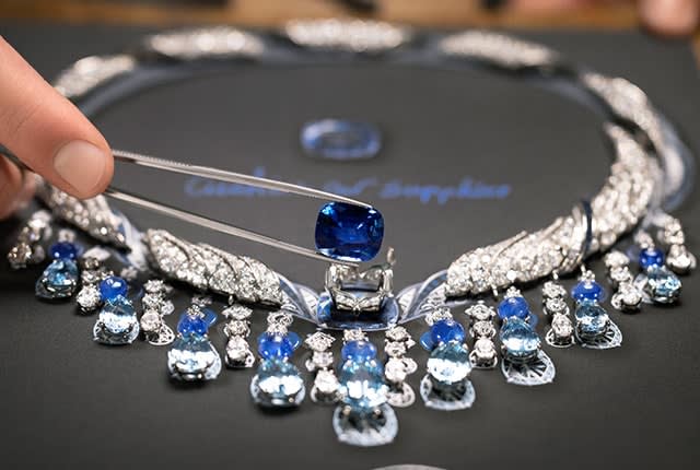 Making of the Mediterranean Muse Mediterranea High Jewelry platinum necklace with sapphires, aquamarines and diamonds, close-up.