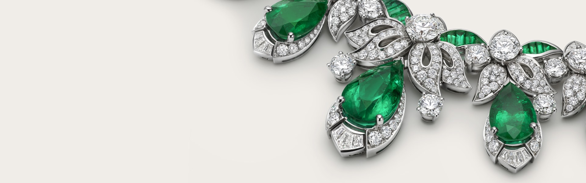 Acanthus Emerald Mediterranea High Jewelry platinum necklace with emeralds and diamonds, close-up.