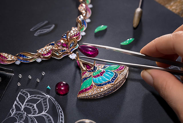 Making of Oriental Mosaic High Jewellery rose gold necklace with pink rubellite, sapphire, diamonds, chrysoprase and turquoise full view.