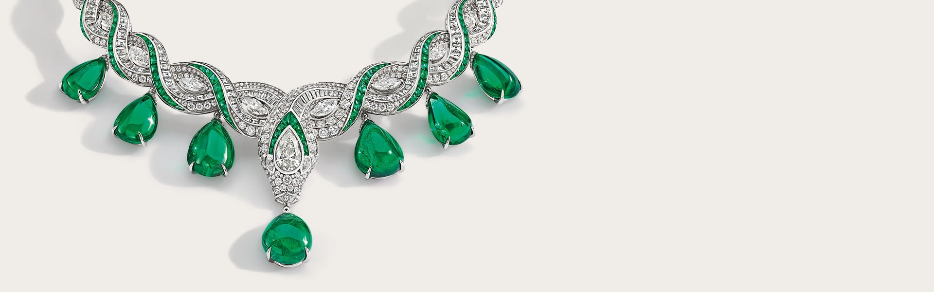 Serpenti Baroque High Jewellery platinum necklace with emeralds and diamonds, close-up.