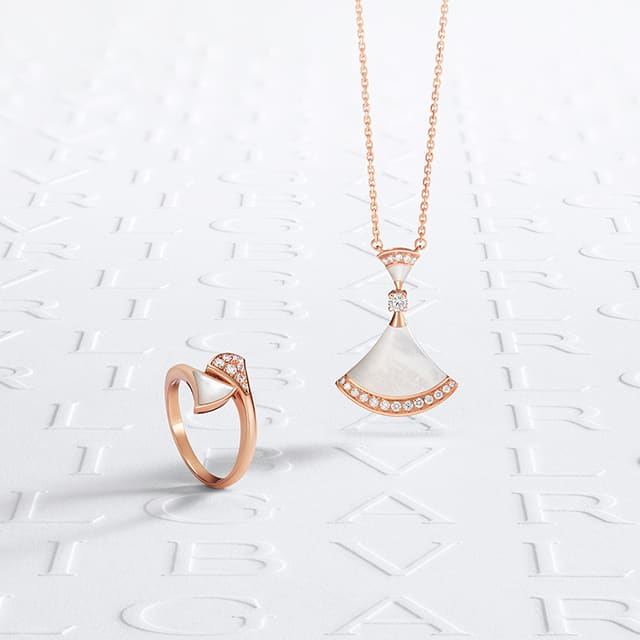Divas’ Dream ring and necklace with a mother-of-pearl insert.