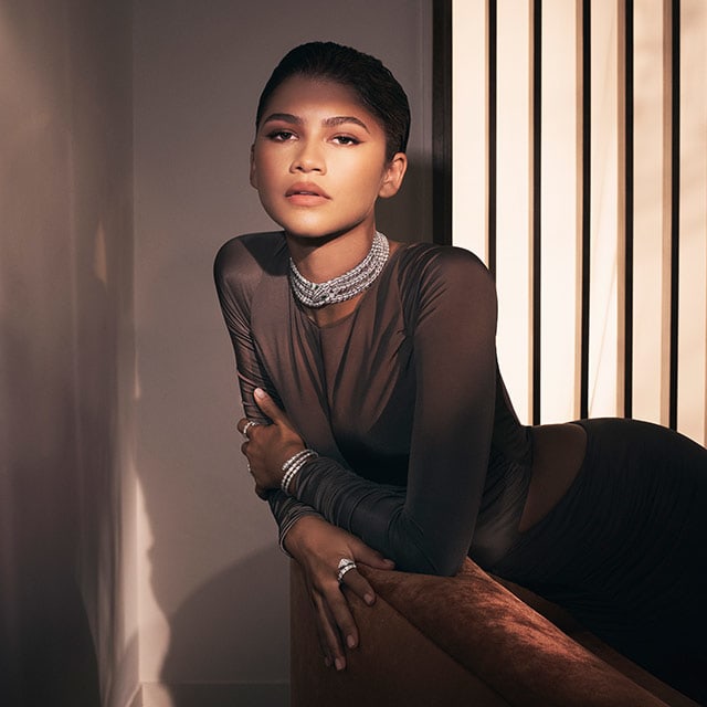 Zendaya on a sofa wearing a Serpenti High Jewellery necklace in white gold with diamonds.