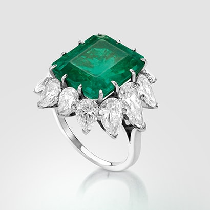 Ring in platinum with emerald and diamonds.