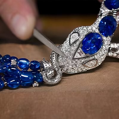 Making of Serpenti High Jewellery necklace with diamonds and sapphires, close up on the head.