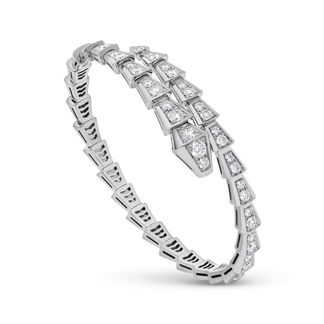Serpenti Viper one-coil slim bracelet in 18 kt white gold set with full pavé diamonds.