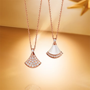 Picture representing Divas Dream necklace in rose gold with diamonds.