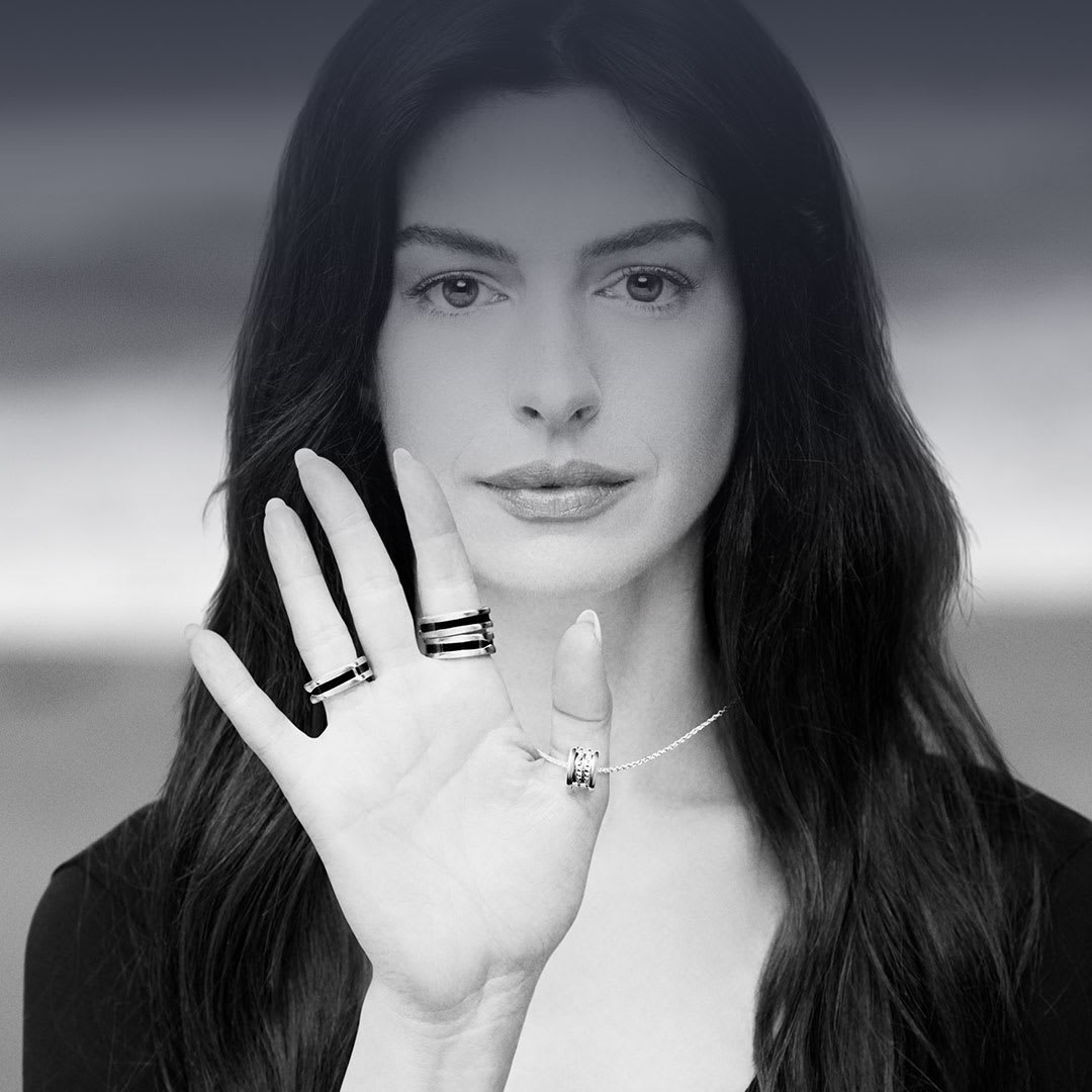 Anne Hathaway wearing Bulgari and Save the Children rings and necklace, close up on the hand.