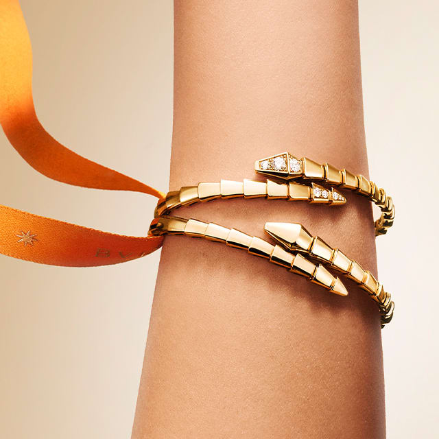 Hand wearing Serpenti bracelet in rose gold.