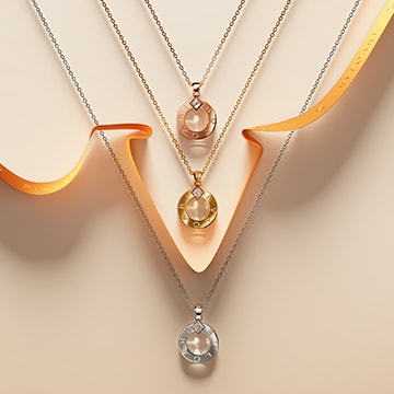 Picture representing bb necklaces in rose and white gold with diamonds.