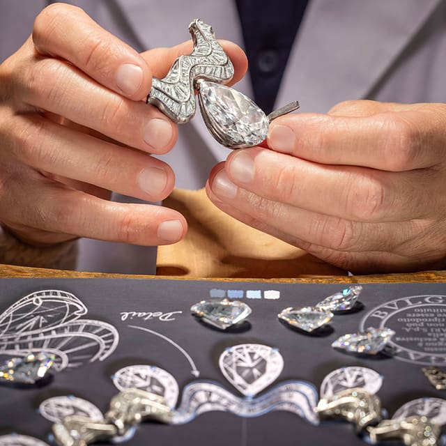 Serpenti Aeterna High Jewellery 鑽石項鍊的製作過程，金匠雙手的特寫影像。