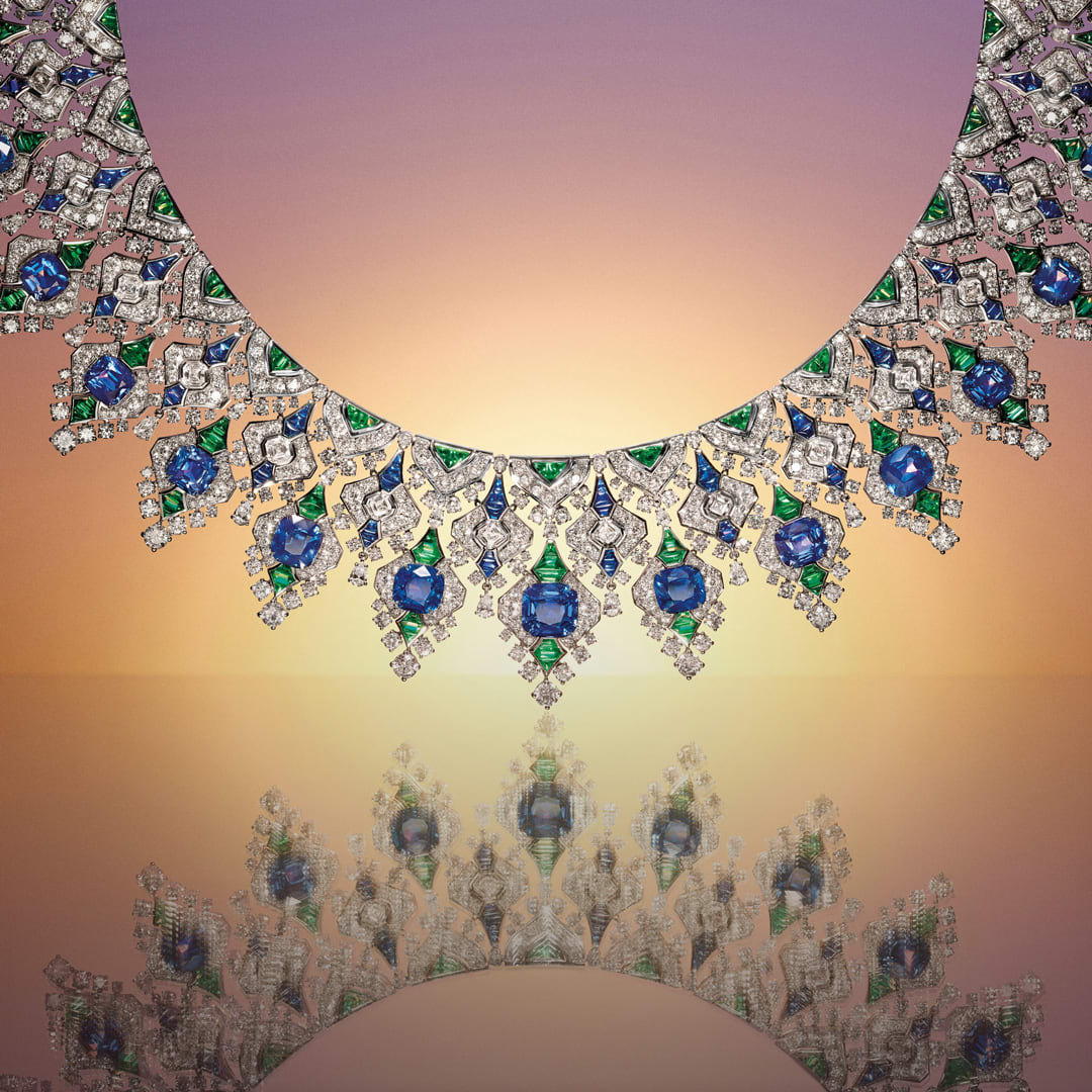 Sapphire Brocade High Jewellery 項鍊，鑲飾鑽石和藍寶石，背景為黎明時分的天空。