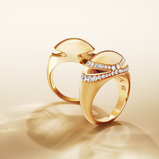 Bulgari Cabochon 18 kt rose gold pendant necklace and ring with Bulgari logo engraving inside.