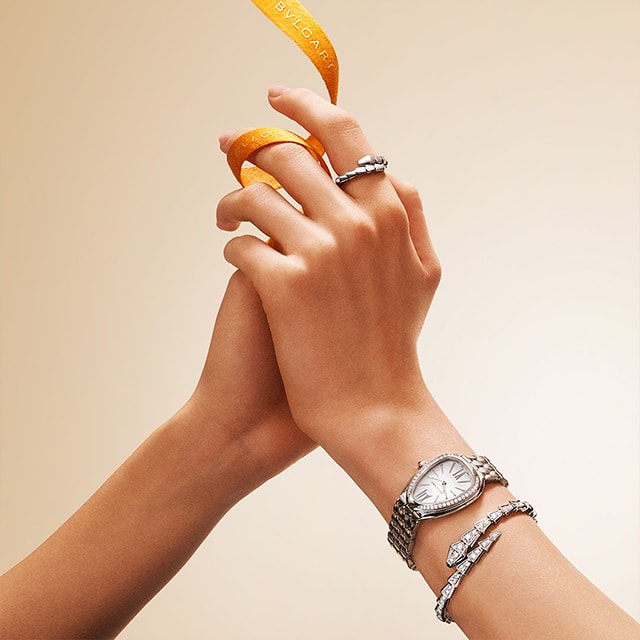 Hand wearing Serpenti Seduttori watch and Serpenti Viper jewels.