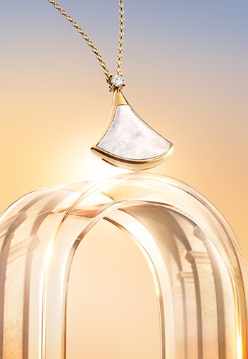 Divas'Dream yellow gold ring, Magnificent icons campaign