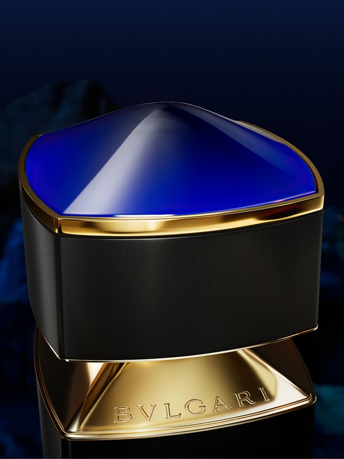 Blue cap of the Bvlgari Le Gemme Gyan fragrance inspired by the sapphire, close up.