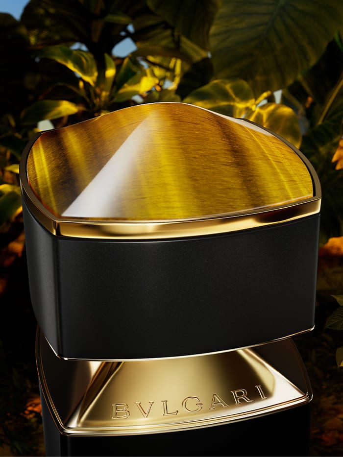 Yellow cap of the Bvlgari Le Gemme Tygar fragrance inspired by the Tiger's eye stone, close up.