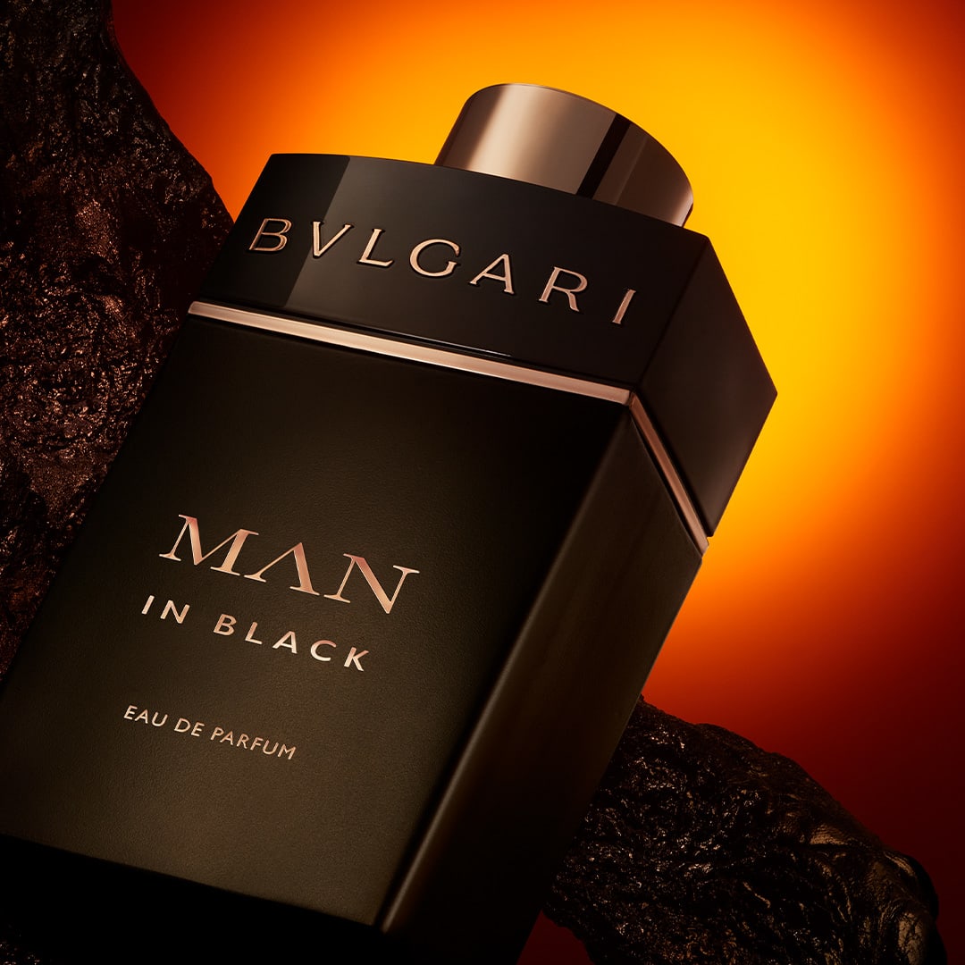 Man in Black Eau de Parfum embodies the radiant energy, hypnotic movement and primal intensity of Fire.