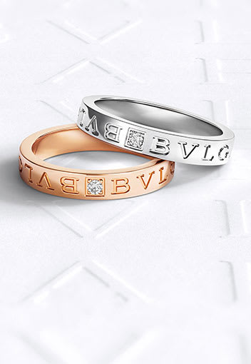 Incontro d'amore platinum ring set with a round brilliant cut diamond and pavé diamonds. Creative shop.