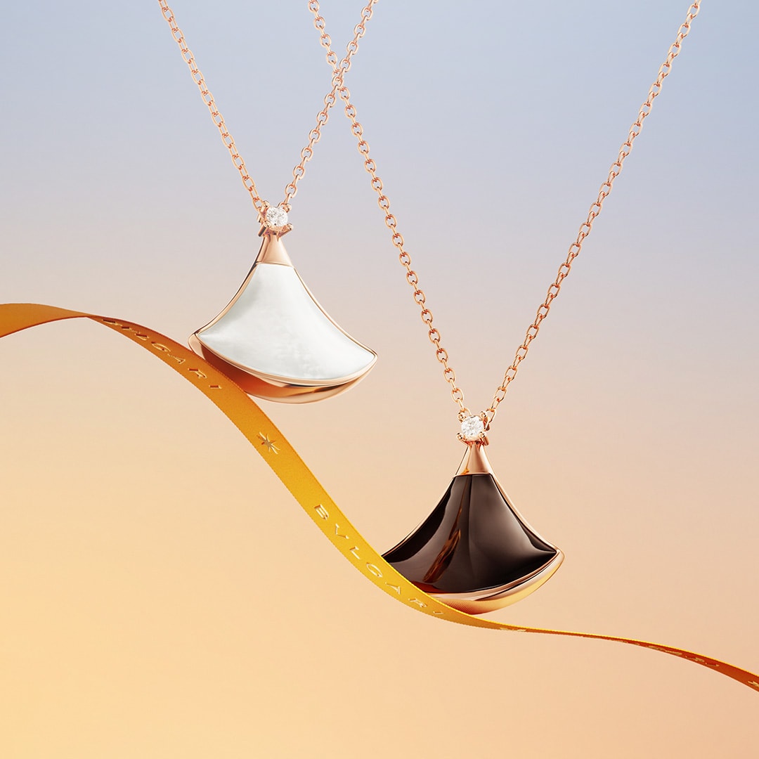 Divas' Dream necklaces in rose gold with mother of pearl.