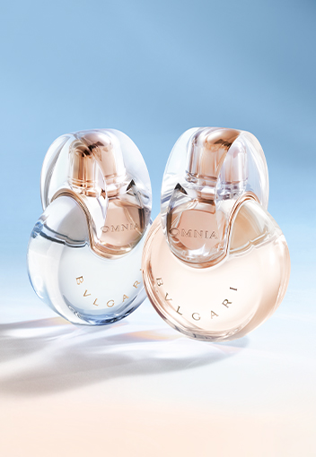 Bottles of the Omnia Crystalline Eau de Toilette and Eau de Parfum, blue sky in the background.